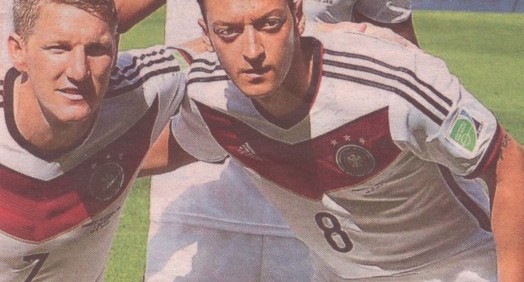 Bastian Schweinsteiger in rot-schwarz-silber;
Mesut Özil in schwarz-rot, noch ohne gold